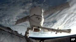 Dragon, kapal kargo antariksa milik swasta, kembali ke Bumi setelah menyelesaikan misinya di Stasiun Antariksa Internasional (foto: dok).