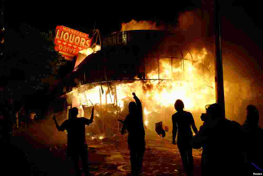 مظاهره کنندگان در شهر مینیاپولیس، جاییکه جورج فلوید کشته شد، دوکان&zwnj;ها و موترها را به آتش کشیدند.
