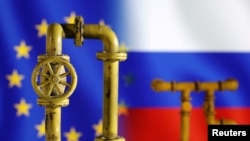 图片显示天然气管道、欧盟和俄罗斯的旗帜（2022年7月18日）。