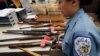 Una policía de Chicago prepara el inventario de armas entregadas por el público como parte de una campaña de desarme en esa ciudad.