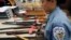 Una policía de Chicago prepara el inventario de armas entregadas por el público como parte de una campaña de desarme en esa ciudad.