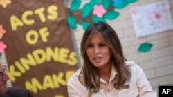 美国第一夫人梅拉妮亚·川普2018年6月21日探望德克萨斯州儿童中心的孩子