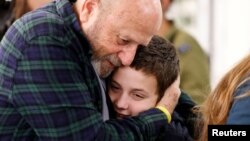 گال گلدشتاین آلموگ ۱۱ ساله یکی از گروگان‌هایی که در ۵ آذر از نوار غزه آزاد شد.