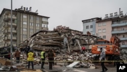 Wafanyakazi wa dharura wawatafuta watu chini ya vifusi vya jengo lililoharibiwa na tetemeko la ardhi huko Gaziantep, Uturuki, Feb 6, 2023. Picha ya AP