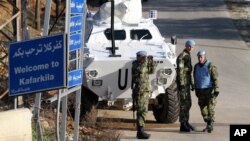 19일 유엔 평화유지군 소속 세르비아 병력이 레바논 남부 이스라엘과의 접경 지역을 순찰하고 있다. 18일 이스라엘이 골란구원 시리아 점령 지역을 공습해서 헤즈볼라 대원 6명과 이란 군 장성이 사망한 것으로 알려졌다.