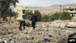 ຊາຍຄົນນຶ່ງ ແລະລູກສອງຄົນ ຍ່າງຢູ່ເທິງຊາກຫັກພັງ ໃນສະຖານທີ່ເກີດການໂຈມຕີທາງອາກາດເມື່ອຕອນຂ້າມຄືນ ຂອງອິສຣາແອລ ຢູ່ພາກຕາເວັນອອກຂອງເລບານອນ ໃສ່ຄຸ້ມບ້ານ ອາລ ຄາສຣ (al-Qasr), ເມື່ອວັນທີ 11 ພະຈິກ 2024. 