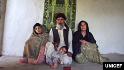 ضیاگل کودک ۱۶ ساله با وزیر شوهر ۵۰ ساله و خدیجه همسر نخست ۴۰ سالۀ وزیر، ضیاگل در این عکس دومین کودکش را در بطن دارد