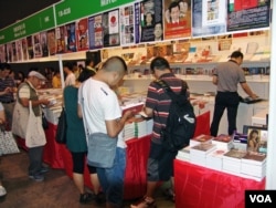 明镜公司出版禁书多，读者中有不少大陆客