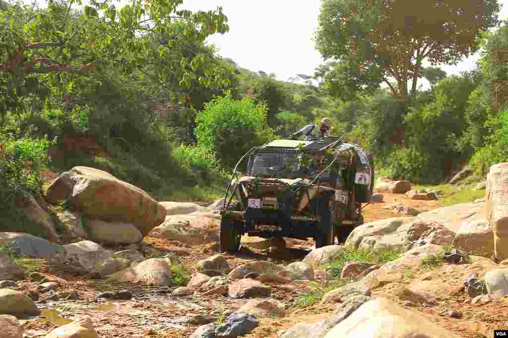 Members of Car 64, Team Garmin, attempt to navigate the terrain, June 2, 2012. (VOA/Jill Craig)