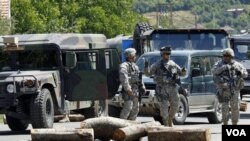 Pasukan NATO mengamankan perbatasan utara Kosovo dengan Serbia di Kosovska Mitrovica, Kosovo (27/11).