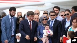 احمد داود اوغلو، نخست وزیر ترکیه در فرودگاه آنکارا به استقبال دیپلماتهای آزادشده رفت - ۲۹ شهریور ۱۳۹۳