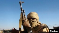 Anggota pasukan pemberontak Tuareg MNLA di kota Kidal, sebelah timur laut Kidal. (Foto: Dok)