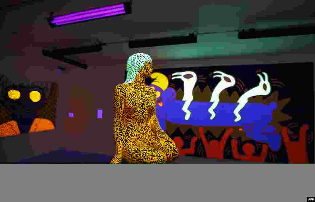 Salah satu karya seniman AS, Keith Haring yang dipamerkan di Museum Modern di Paris, yang menandai 23 tahun meninggalnya Haring. 