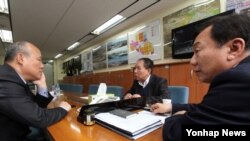 개성공단 사태 해결을 위해 한국 정부가 남북 당국간 실무회담 개최를 제의한 25일, 개성공단기업협회에서 관계자들이 회의를 하고 있다.