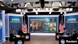 美国总统拜登2022年7月25日与工商界领导人讨论制定《芯片与科学法案》。（路透社）