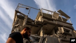 以色列中部城镇蒂拉的一栋建筑遭攻击，造成11人受伤。(2024年11月2日)