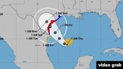 شبکه های مربوط به هوا و تغییرات اقلیمی پیش بینی می کنند این توفان به سمت تگزاس در حرکت باشد. 