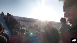 28일 평양을 떠나는 승객들이 북한 순안국제공항에서 베이징행 고려항공에 올라타고 있다. (자료사진)