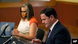 داگ دوسی (راست) فرماندار جمهوریخواه ایالت آریزونا دوشنبه غروب تائید انتخابات در این ایالت را اعلام کرد. 