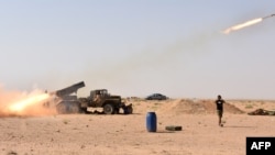 지난해 9월 시리아 남서부 데이르에조르 외곽 코바제프에서 시리아 정부군이 다연장로켓포(방사포)를 발사하고 있다.