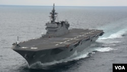 目前能搭载14艘直升机的“出云号”被中国等称为准航母 （日本海上自卫队档案图片）