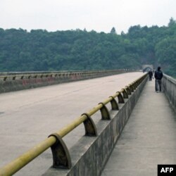 江界河大桥桥面