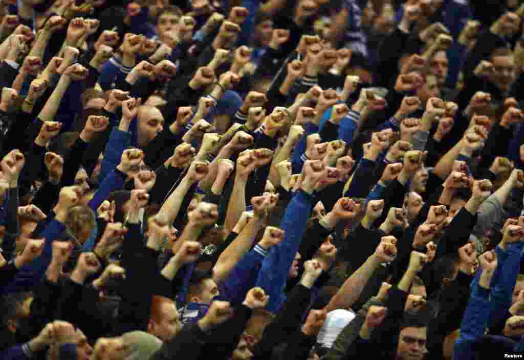 Para pendukung Schalke 04&#39;s supporters mengepal-ngepalkan tinju sebelum tim sepak bola divisi pertama Jerman Bundesliga bertanding melawan tim Borussia Dortmund di Gelsenkirchen. 