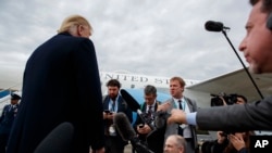 Le président Donald Trump écoute une question sur le journaliste saoudien disparu, Jamal Khashoggi, après son atterrissage à l'aéroport municipal de Cincinnati, le 12 octobre 2018.