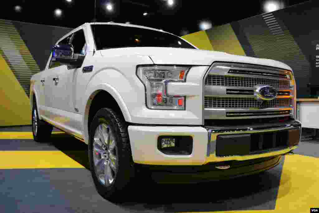 2015 福特 F-150 皮卡斜侧面