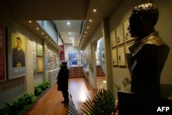 中国人在哈尔滨市的安重根纪念馆参观