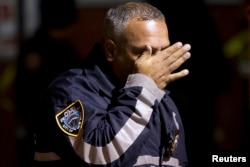 纽约一警官为同事被杀落泪