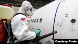 资料照：2020年3月13日，台湾防化兵在对从武汉飞抵桃园机场的包机进行防疫消毒作业。（照片来源：台湾国防部军闻社）