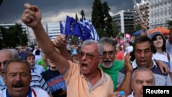支持欧元的示威者在希腊雅典的议会大厦前举行集会 （2015年6月30日）