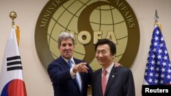 Menteri Luar Negeri AS John Kerry (kiri) bersama mitranya dari Korea Selatan, Yun Byung-Se di Kementerian Luar Negeri di Seoul (18/5). 