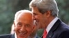 U.S. Secretary of State John Kerry (r) meets with Israeli President Shimon Peres in Jerusalem, May 23, 2013. 