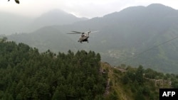 পার্বত্য খাইবার পাখতুনখোয়া প্রদেশের পশতু গ্রামে একটি চেয়ারলিফটে আটকে পড়া শিক্ষার্থীদের উদ্ধারে সামরিক হেলিকপ্টার অভিযান পরিচালনা করে। ( ২২ আগস্ট, ২০২৩) 