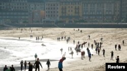 5月2日，西班牙政府部分解除为控制新型冠状病毒疫情而实行的限制或外活动禁令，人们在圣塞巴斯蒂安海滩活动。