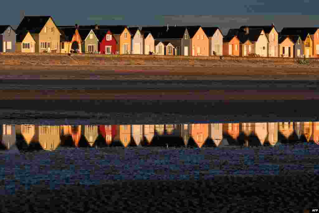 프랑스 라벤오빌(Ravenoville)의 해변가 집들이 바닷물에 비치고 있다. 