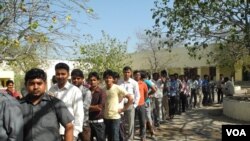 Para pemilih India anti untuk memberikan suara dalam pemilu di pinggiran ibukota New Delhi, Kamis (10/4). 