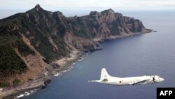 일본 해상 방위대 소속 항공기가 센카쿠 열도 상공을 날고 있다. (자료사진)