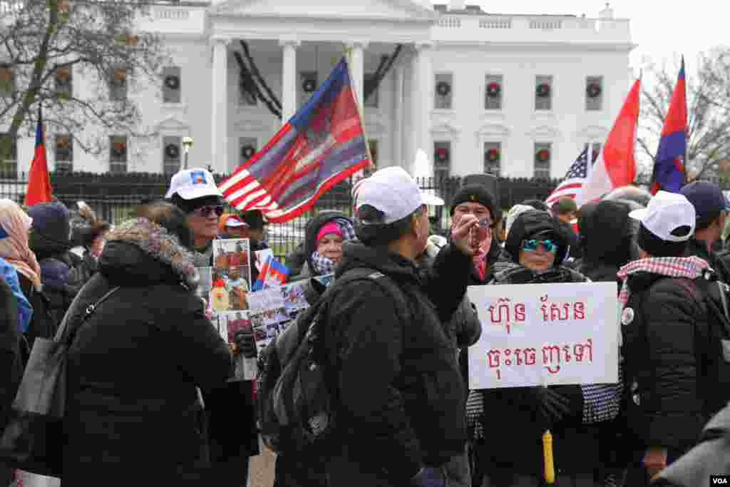 ពលរដ្ឋ​ខ្មែរ​អាមេរិកាំង​​​ និង​ខ្មែរ​កាណាដា​នៅ​សហរដ្ឋអាមេរិក ធ្វើ​​មហាបាតុកម្ម​នៅ​ពី​មុខ​សេតវិមាន ក្នុង​រដ្ឋធានី​វ៉ាស៊ីនតោន កាល​ពី​ថ្ងៃ​អាទិត្យ ទី១០ ខែ​ធ្នូ ឆ្នាំ​២០១៧។ (ណឹម សុភ័ក្រ្តបញ្ញា/VOA)