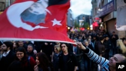 Les partisans du vote «non» agitent un drapeau turc avec une image de Mustafa Kemal Ataturk, le fondateur de la Turquie moderne lors d'une manifestation concernant le référendum, à Istanbul, le 19 avril 2017.