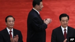 习近平（中）胡锦涛（右）和温家宝在共青团成立９０周年大会上