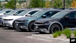 ລົດ​ໄຟ​ຟ້າ Ioniq 5 ລຸ້ນ 2024 ຂອງ​ບໍ​ລິ​ສັດ ຮຸນ​ໄດ ຈອດ​ຢູ່​ຮ້ານ​ຂາຍ​ລົດ, 30 ມິ​ຖຸ​ນາ 2024, ເມື​ອງ ຮາຍ​ແລນ ແຣນ​ຈ໌, ລັດ ໂຄ​ໂລັ​ຣາ​ໂດ.(AP Photo/David Zalubowski)