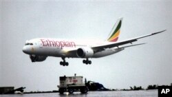 Pesawat jenis Boeing 787 Dreamliner milik maskapai penerbangan Ehiopian Airlines tiba di bandara internasional Bole di Addis Ababa (17/8).