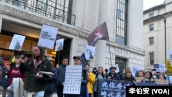 “我们没有忘记你们”：集会参与者手持横幅，呼吁释放吴敏儿、余慧明、梁国雄等被监禁的工会领袖和民主人士。（李伯安/美国之音）