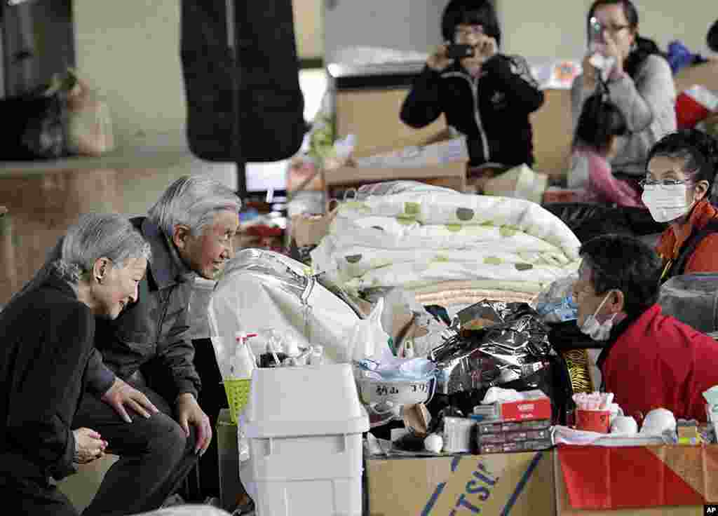 Kaisar Akihito (kedua dari kiri) dan istrinya Michiko, berbicara dengan warga yang dievakuasi di tempat penampungan di Kazo, prefektur Saitama, 8 April 2011.&nbsp;