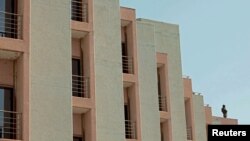 Un soldat monte la garde sur l'hôtel Radisson où des assaillants avaient pris en otage des clients et de travailleur, Bamako, Mali, 21 novembre 2015.