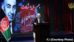 مجاهدین سابق، حکومت را از حزب دموکراتیک خلق گرفتند و بعد از آن طالبان ارگ را تصرف نمودند