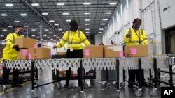 美国密西西比州一个分发中心正在把美国莫德纳公司研制的新冠病毒疫苗装箱启运。（资料照片 2020年12月20日）